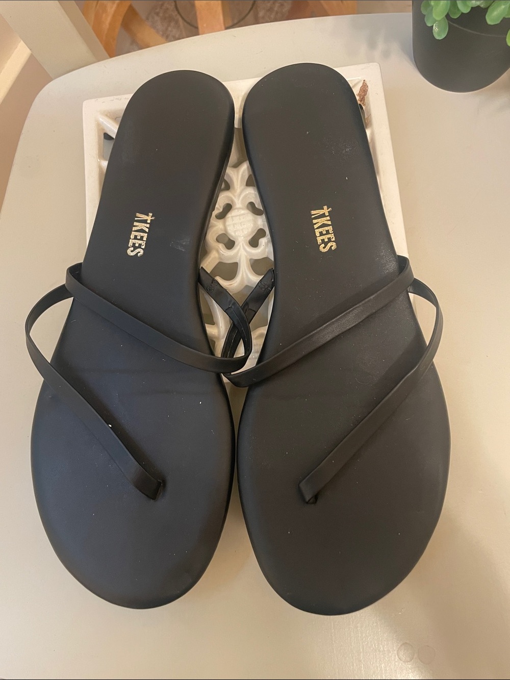 TKEES Black Slim-Strap Flat Sandals Sz 10 EUC